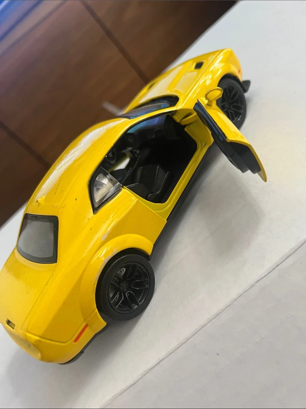 2018 Dodge Challenger SRT Hellcat Widebody Diecast  1:24 Yellow Motormax
